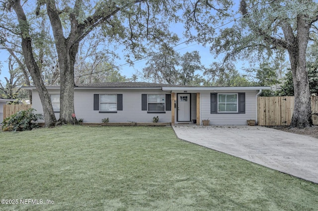 single story home with a front lawn