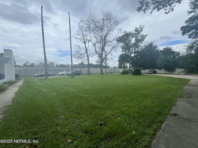 view of property's community featuring a lawn