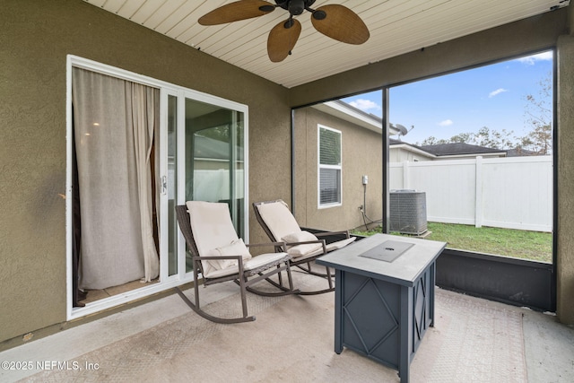 sunroom with ceiling fan