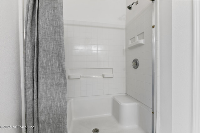 bathroom featuring a tile shower