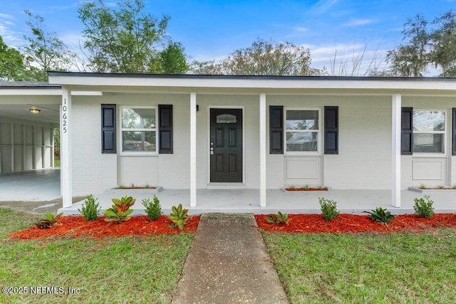 view of front of house featuring a carport and a front lawn