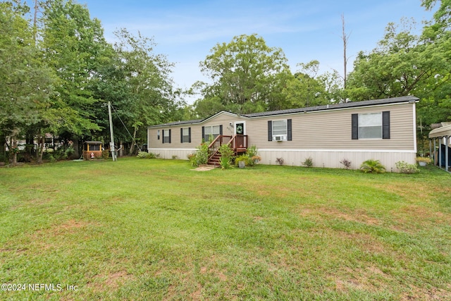 manufactured / mobile home with a front yard