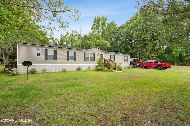 manufactured / mobile home featuring a front yard