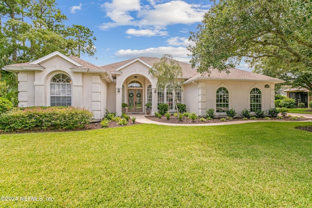 view of front of house featuring a front lawn