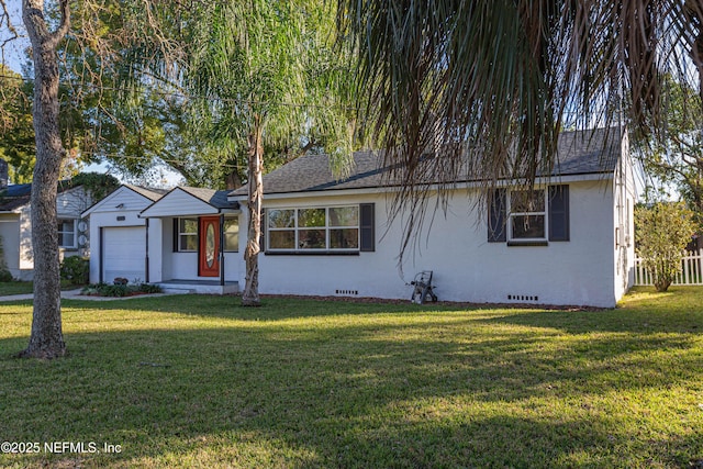 view of front of home featuring a front yard and a garage