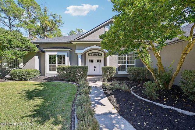 view of front of property featuring a front lawn