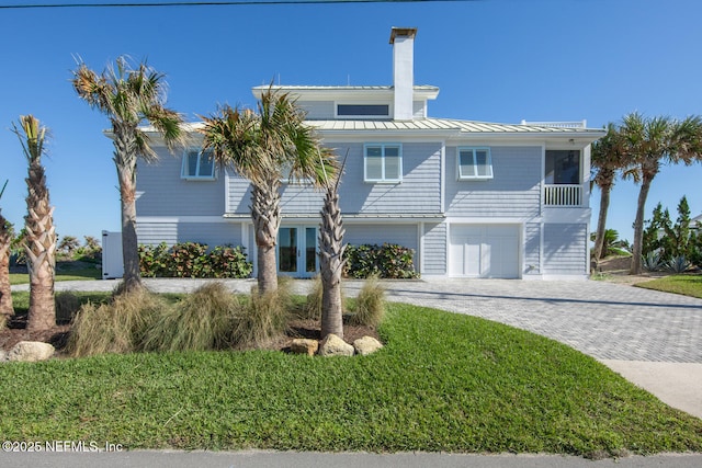 view of front of property featuring a front yard and a garage