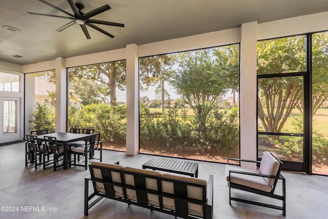 sunroom with ceiling fan