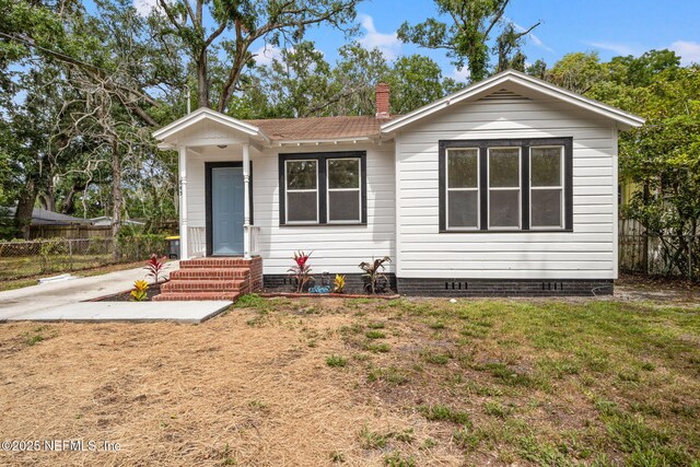 view of front facade with a front yard