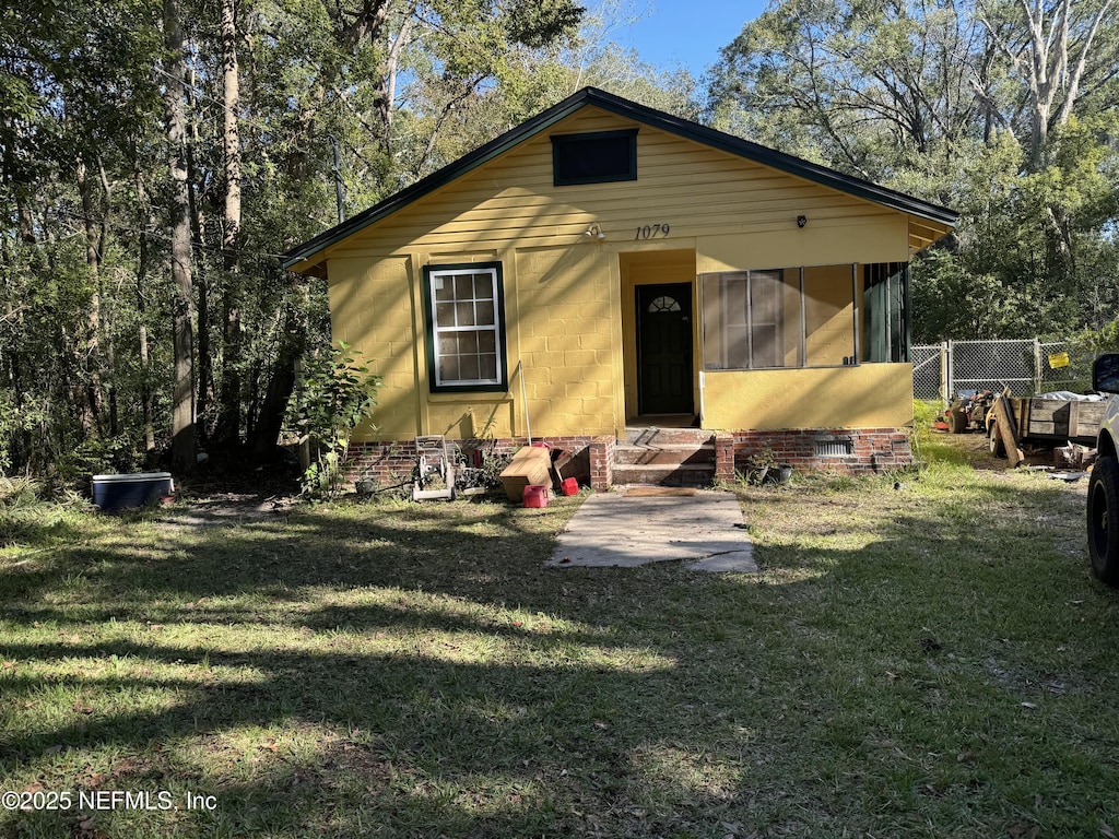 view of front facade with a front yard