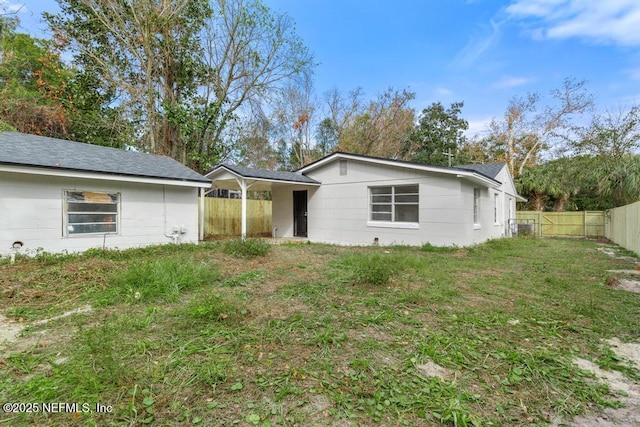 view of front of house featuring a front yard