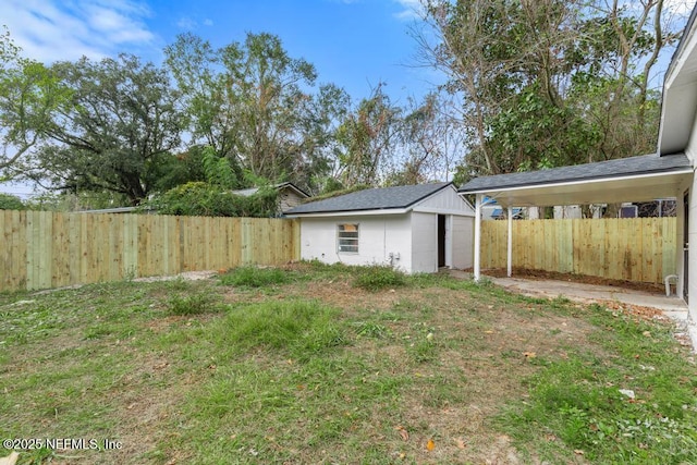 view of yard featuring a shed