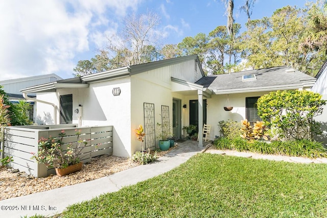 view of front of house with a front lawn