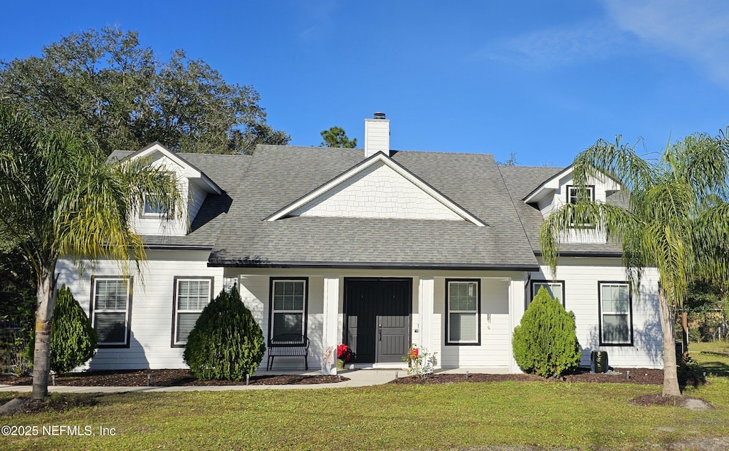 view of front facade with covered porch and a front lawn