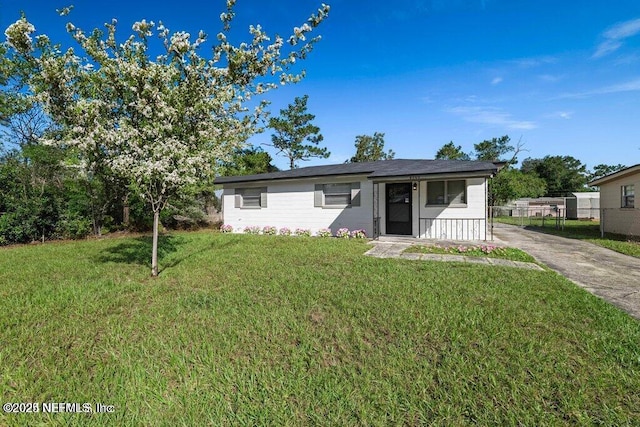 view of front of house featuring a front yard