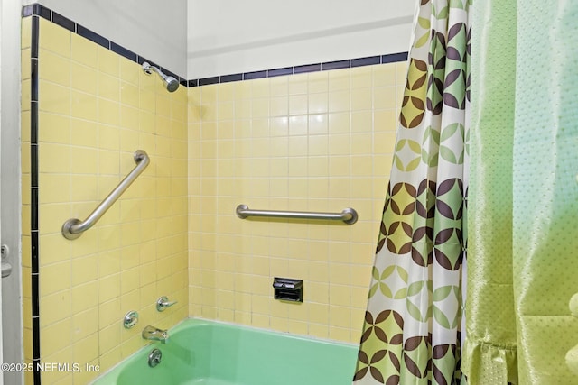 bathroom featuring shower / bath combo