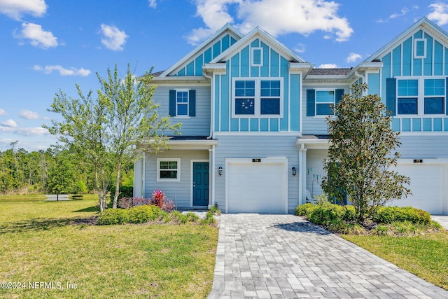 view of front of house featuring a front yard and a garage