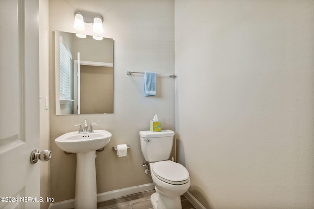 bathroom featuring sink and toilet