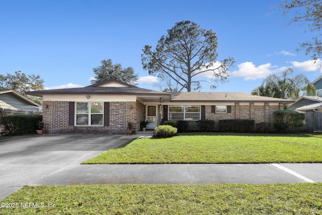 ranch-style house featuring a front yard