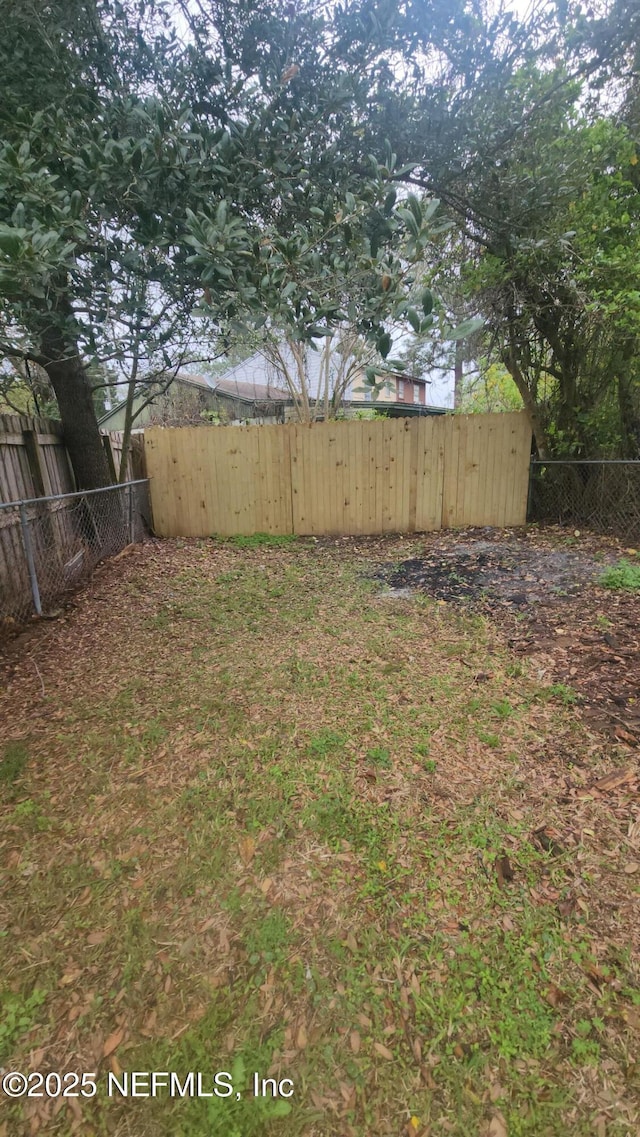 view of yard featuring a fenced backyard