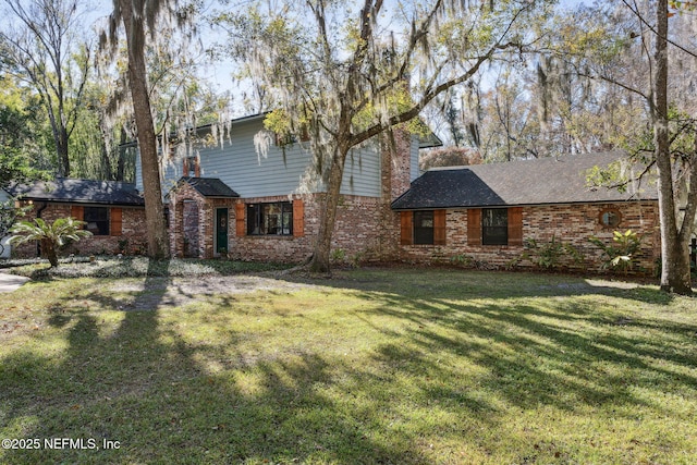 view of front of property featuring a front yard