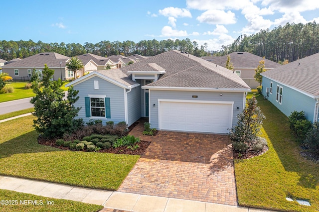 view of front of home featuring a front lawn and a garage