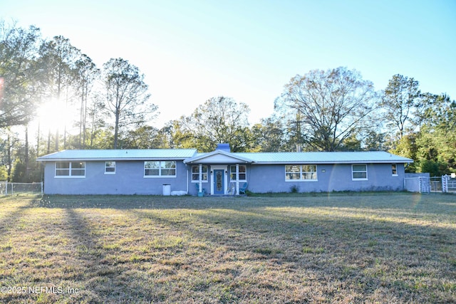 view of front of property featuring a front lawn