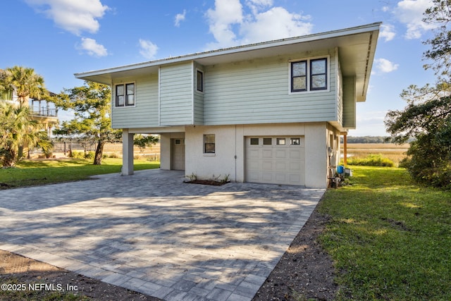 view of front of home featuring a front yard and a garage