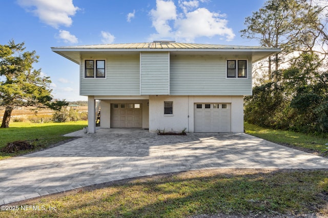 view of front facade with a garage and a front yard