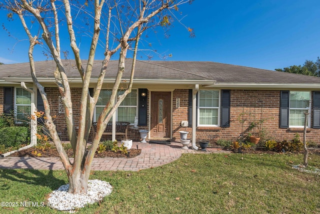 single story home featuring a front yard