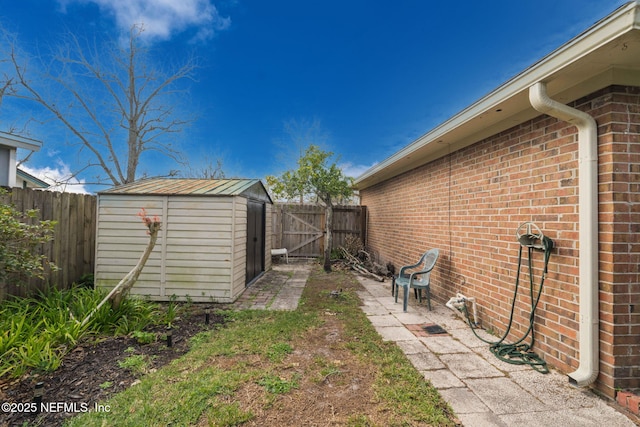 view of yard featuring a storage shed