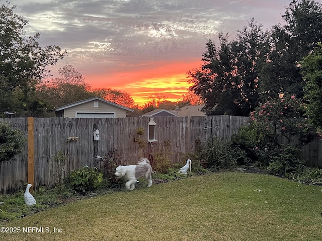 view of yard at dusk