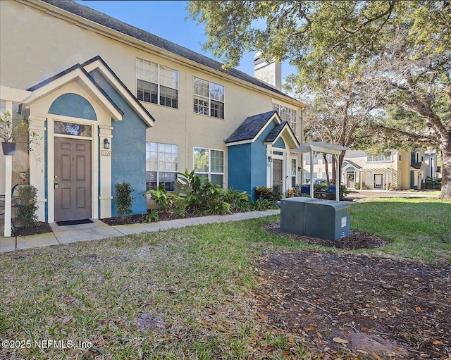 view of front of property featuring a front yard