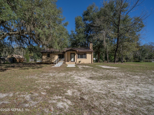 view of front of property featuring a front yard