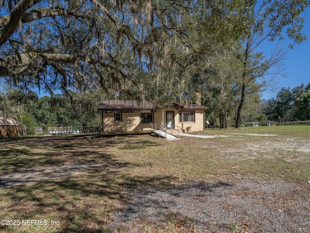 view of front facade with a front yard