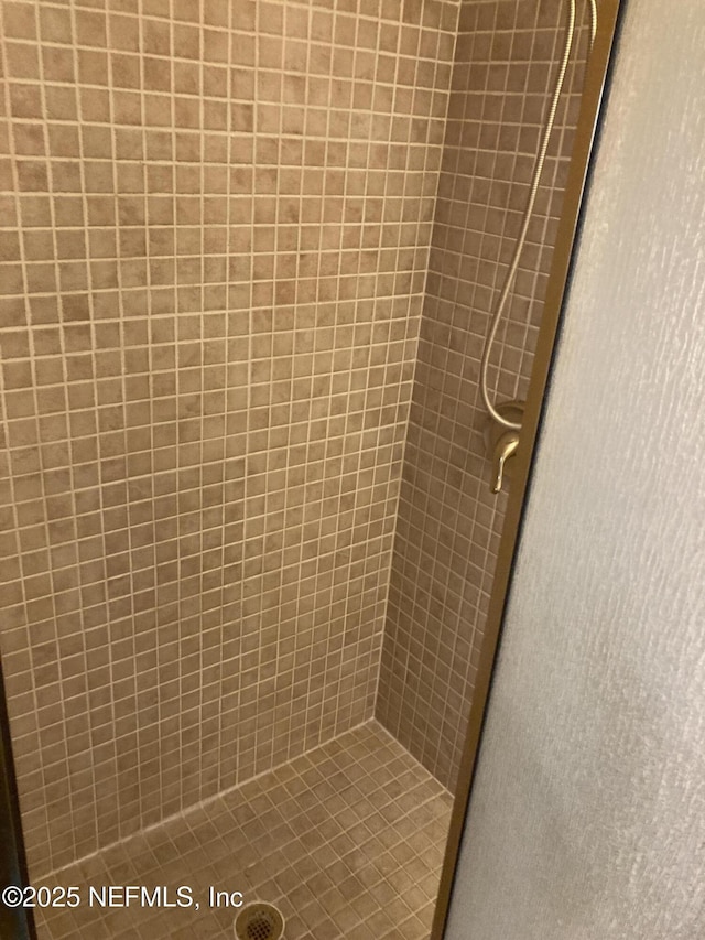 bathroom featuring tiled shower