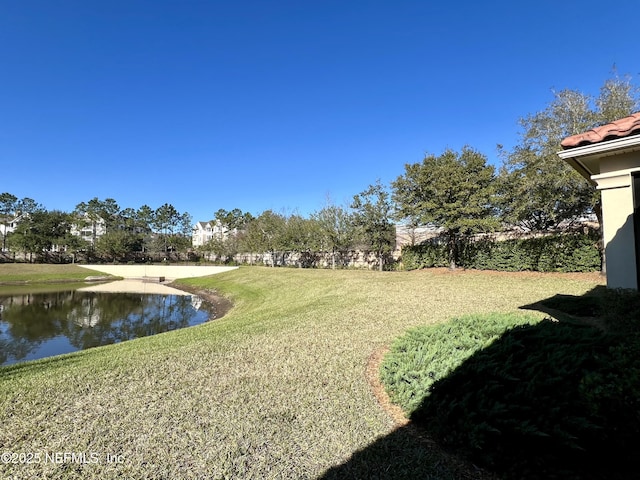 view of yard featuring a water view