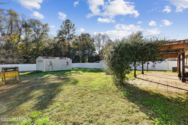 view of yard with an outbuilding