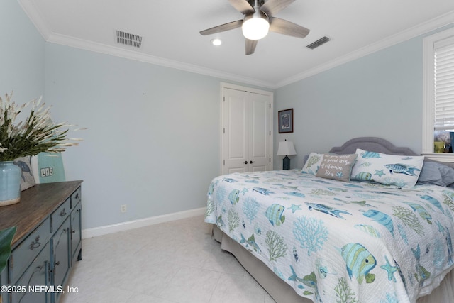 bedroom featuring ceiling fan, crown molding, and a closet