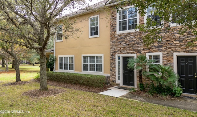 view of front of home featuring a front lawn