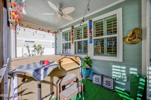 sunroom with ceiling fan