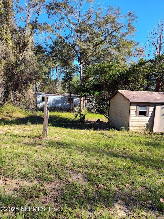 view of yard with a shed