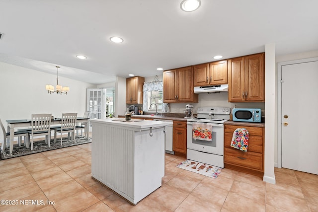 kitchen featuring lofted ceiling, sink, decorative light fixtures, white electric stove, and a kitchen island