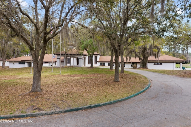 view of front of property with a front yard