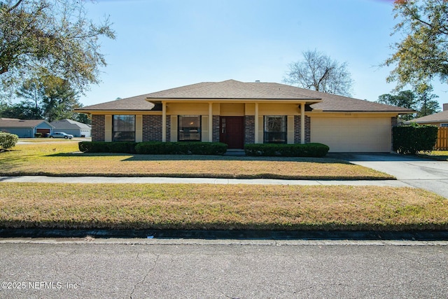 view of front of property featuring a front lawn