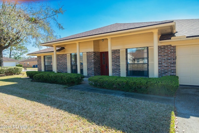 view of front facade featuring a front yard and a garage