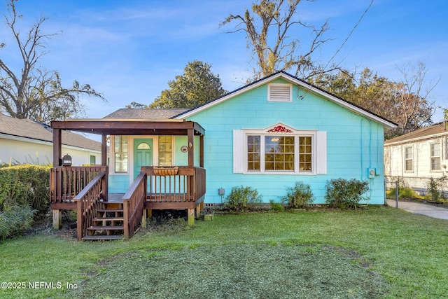 view of front of property featuring a porch and a front lawn