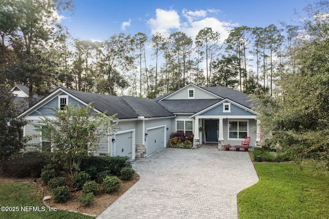 862181 N Hampton Club Way, Fernandina Beach, FL 32034 - craftsman-style house featuring covered porch, a front yard, and a garage