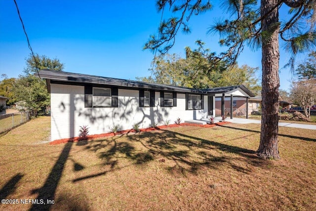 ranch-style home featuring a front lawn