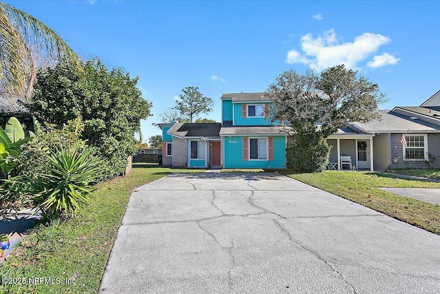 view of front of home featuring a front yard and fence